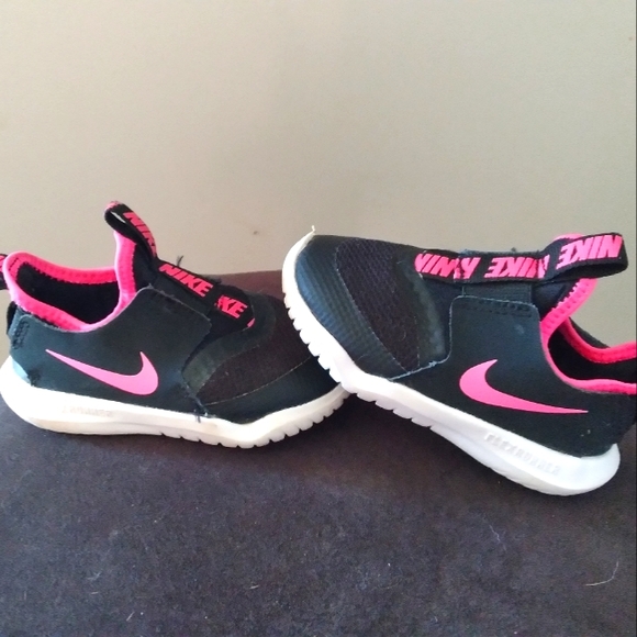 Kids pink Nike shoes 6C - Picture 1 of 4